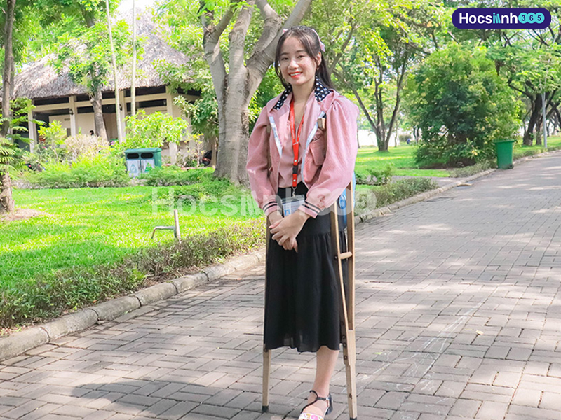 Nữ sinh 15 năm đén trường bằng một chân