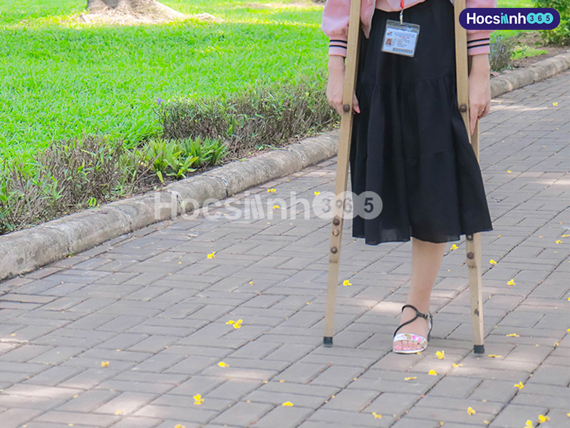 Nữ sinh 15 năm  vượt qua khó khăn của bản thân - đến trường bằng 1 chân